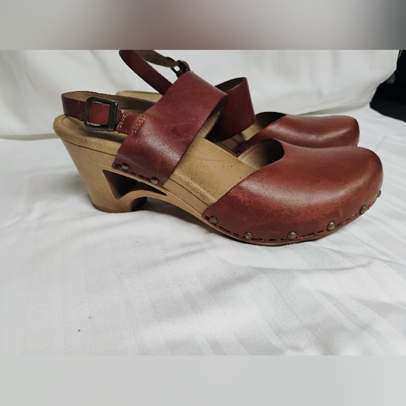 Dansko Thea Clog Sandal Brown Leather Buckle Slingback Closed Toe Studded 39 8.5 - Picture 1 of 13